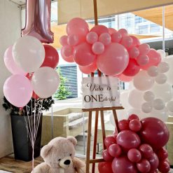 Balonska dekoracija štafelaj sa helij balonima