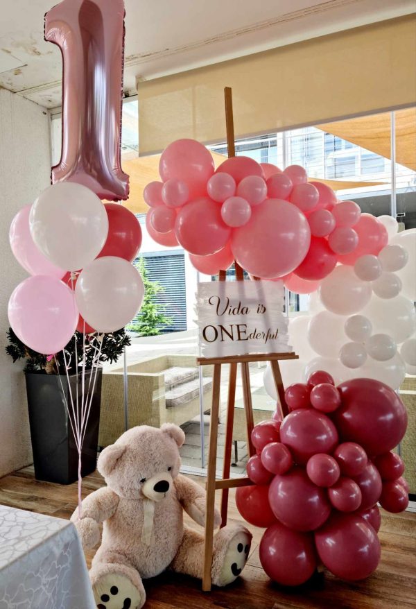 Balonska dekoracija štafelaj sa helij balonima