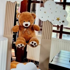 Smeđa bolta sa urezanim detaljima i oblacima