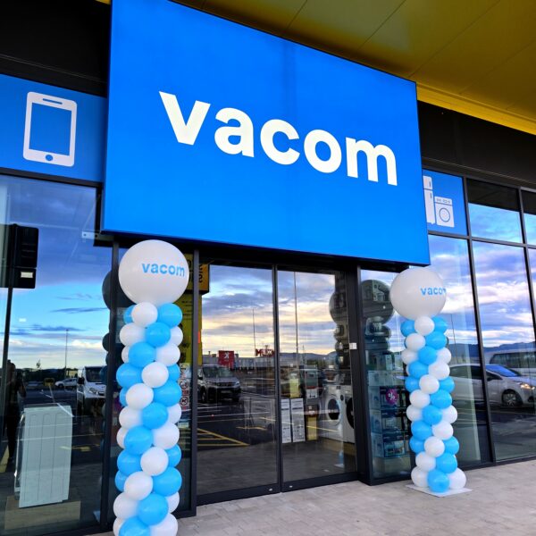 Vacom – dekoracija ulaza u bojama brenda