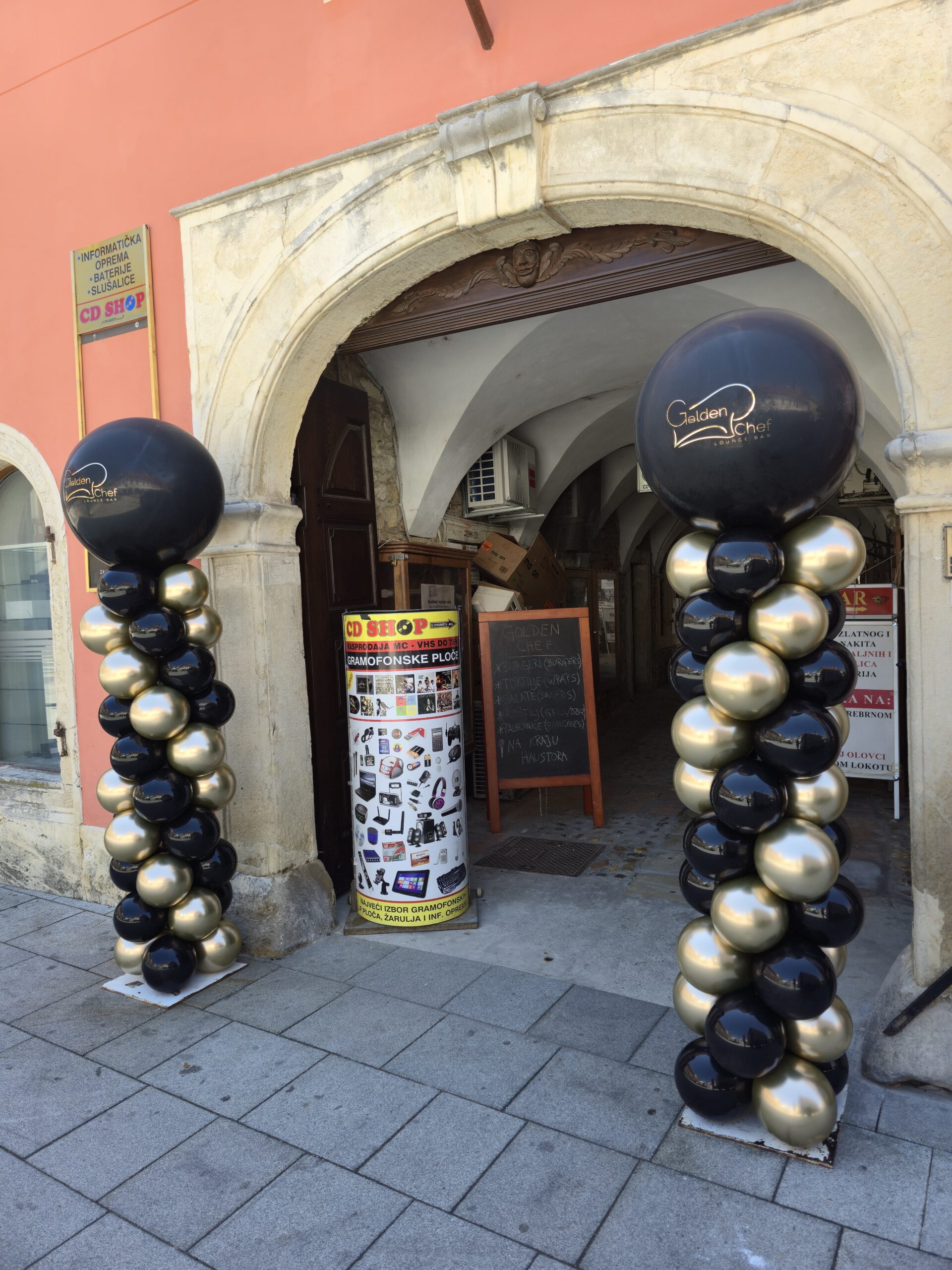 Golden Chef – elegantni balonski stupovi za poslovni prostor